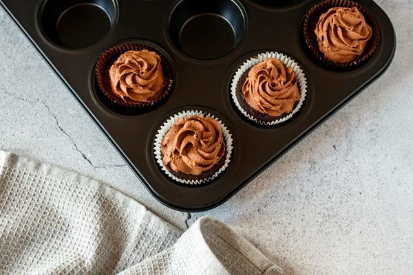 Decorar los cupcakes en la bandeja del horno