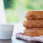 Donuts caseros recién hechos con glaseado