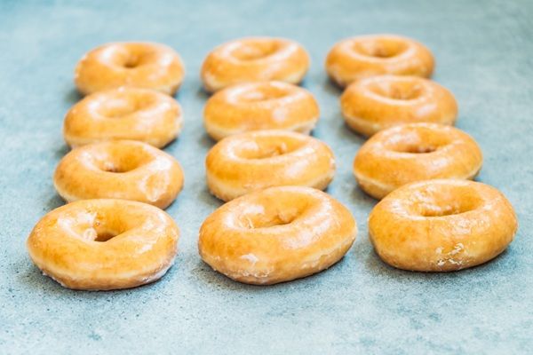Donuts caseros recién fritos preparados para el glaseado