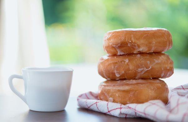 Donuts caseros recién hechos con glaseado