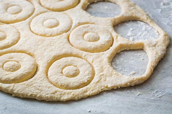 Masa de donuts extendida con las formas cortadas