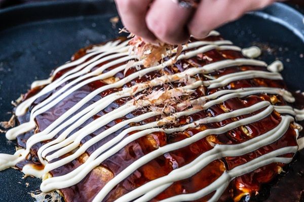 Chef decorando okonomiyaki