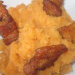 Patatas revolconas con torreznos presentadas en plato blanco