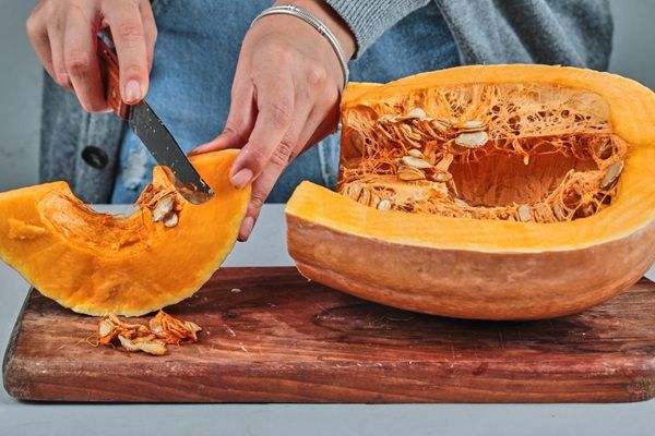 Chef pelando la calabaza
