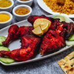 Pollo tandoori presentado en bandeja