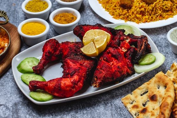 Pollo tandoori presentado en bandeja