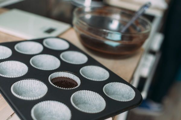 Rellenar los moldes de cupcakes con la mezcla de chocolate