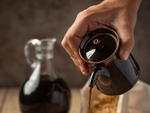 Chef vertiendo salsa de soya