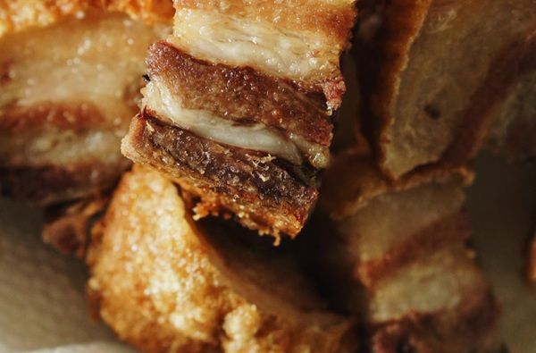 Torreznos fritos sobre papel para escurrir el aceite