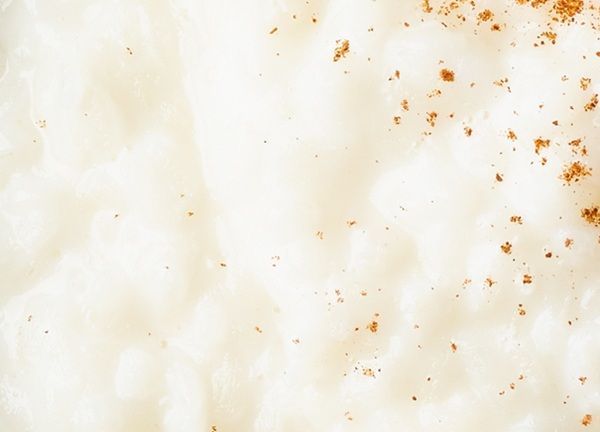 Arroz con leche en primer plano con un poco de canela en polvo