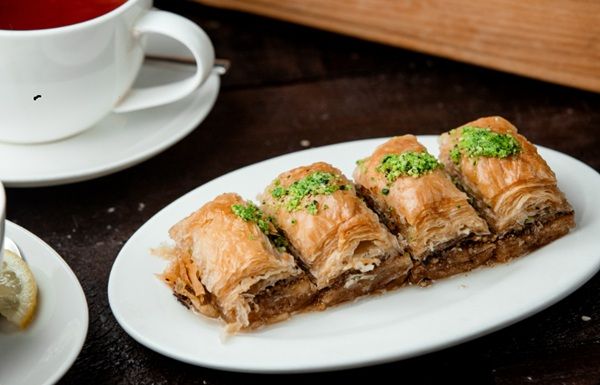 Baklavas o dulces árabes presentados sobre bandeja blanca