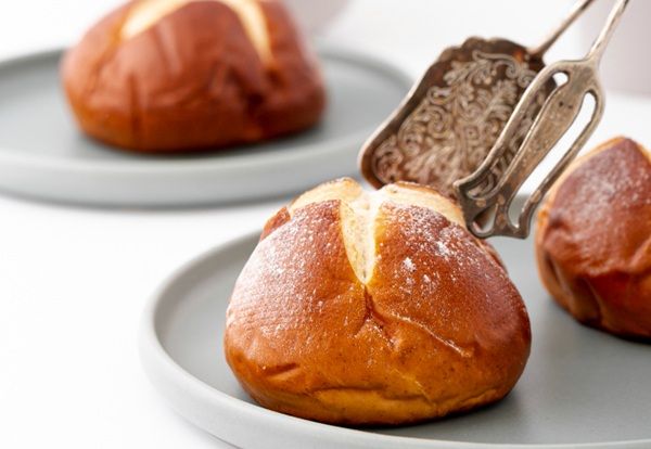 Bollos suizos caseros recién hechos presentados en plato blanco