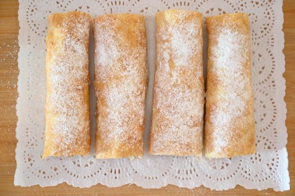 Cuatro casadielles astuarianas sobre un tapete blanco