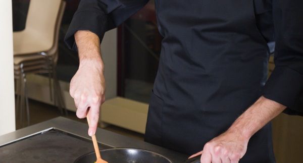 Chef moviendo la mezcla en la sartén