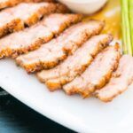 Chicharrones de Cádiz servidos en plato blanco