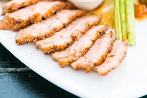 Chicharrones de Cádiz servidos en plato blanco