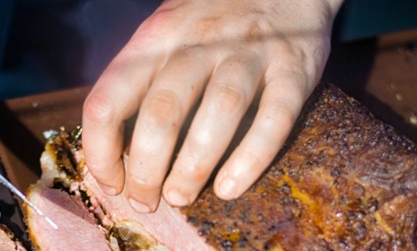 Chef cortando chicharrones de Cádiz