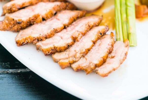 Chicharrones de Cádiz servidos en plato blanco