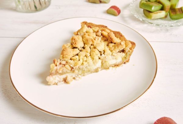 Porción de crumble de manzana en plato blanco