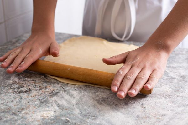 Chef estirando la masa con un rodillo