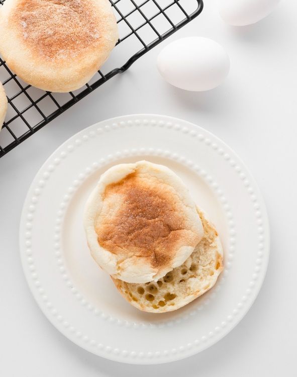 Muffin inglés partido por la mitad tostado
