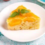 Pastel de durazno presentado en plato blanco