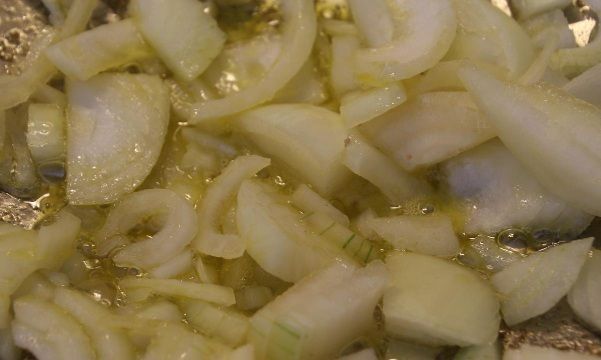 Sofrito de cebolla en una olla