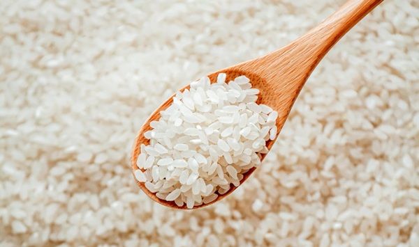 Arroz bomba en cuchara de madera
