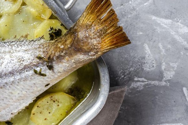 Besugo al horno con patatas en bandeja de horno