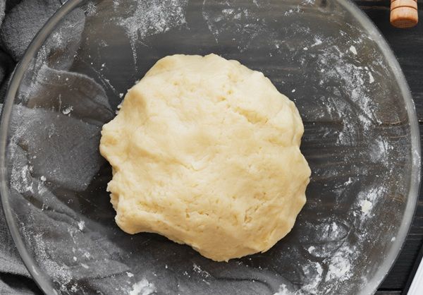 Bol con masa de roquillas en reposo