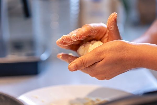Chef haciendo bolitas de masa con las manos