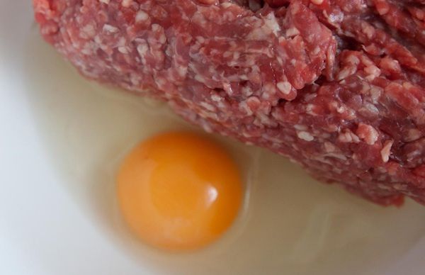 Mezclar carne picada con huevo para el filete ruso