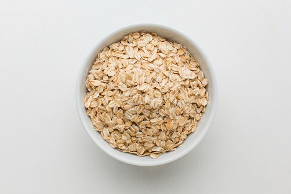 Copos de avena en cuenco blanco