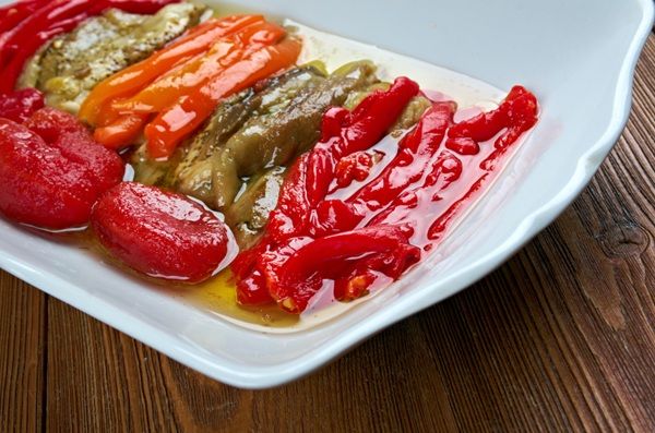 Bandeja blanca de escalivada aliñada catalana