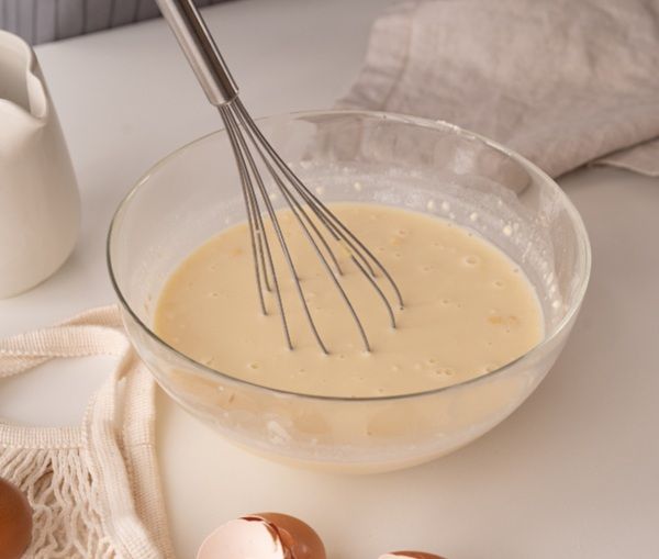 Mezcla de leche y huevos en un bol de cristal