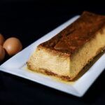 Pan de Calatrava presentado en bandeja blanca rectangular con huevos al lado