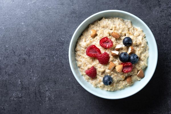Porridge de avena con frutos rojos y avena