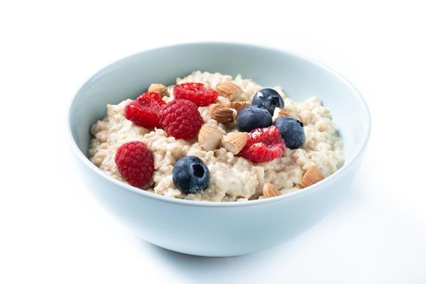 Porridge de avena con frutos rojos y secos