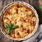 Quiche Lorraine presentado en plato blanco vista desde arriba