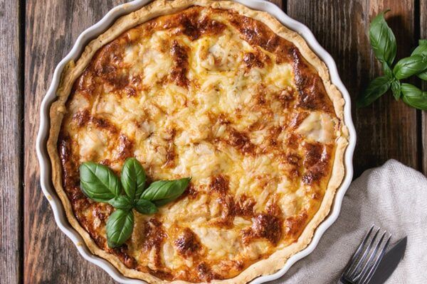 Quiche Lorraine presentado en plato blanco vista desde arriba