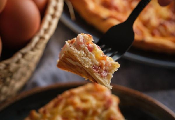 Trozo de Quiche Lorraine en un tenedor listo para comer