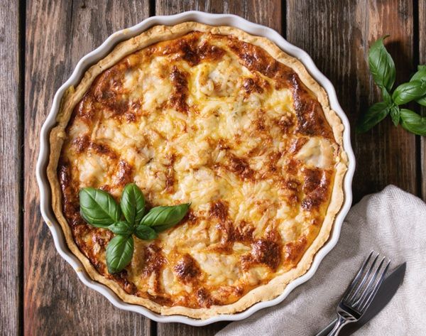 Quiche Lorraine presentado en plato blanco vista desde arriba
