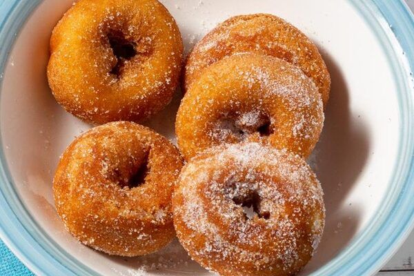 Rosquillas de anís presentadas en plato hondo blanco con borde azul