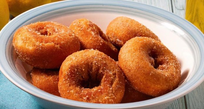 Rosquillas de anís esponjosas presentadas en plato hondo blanco