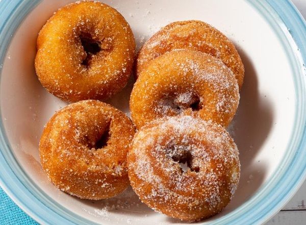 Rosquillas de anís presentadas en plato hondo blanco con borde azul