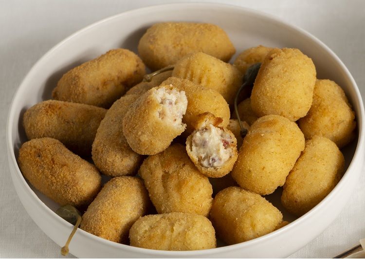 Croquetas de jamón ibérico caseras presentadas en un cuenco blanco