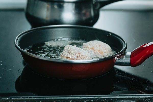 Sartén al fuego con croquetas friéndose