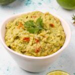 Guacamole casero mexicano presentado en cuenco blanco