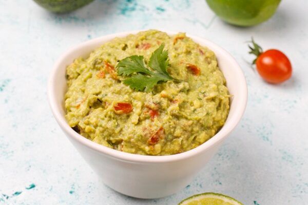 Guacamole casero mexicano presentado en cuenco blanco