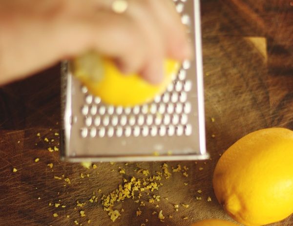 Chef rallando un limón para obtener la ralladura